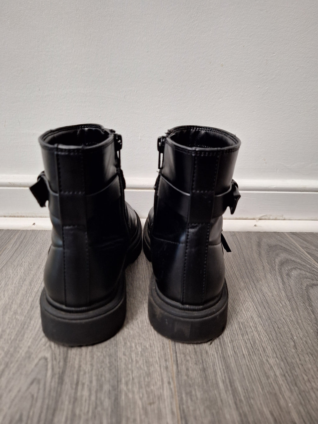art class Girls Black Boots size 3 Great Condition