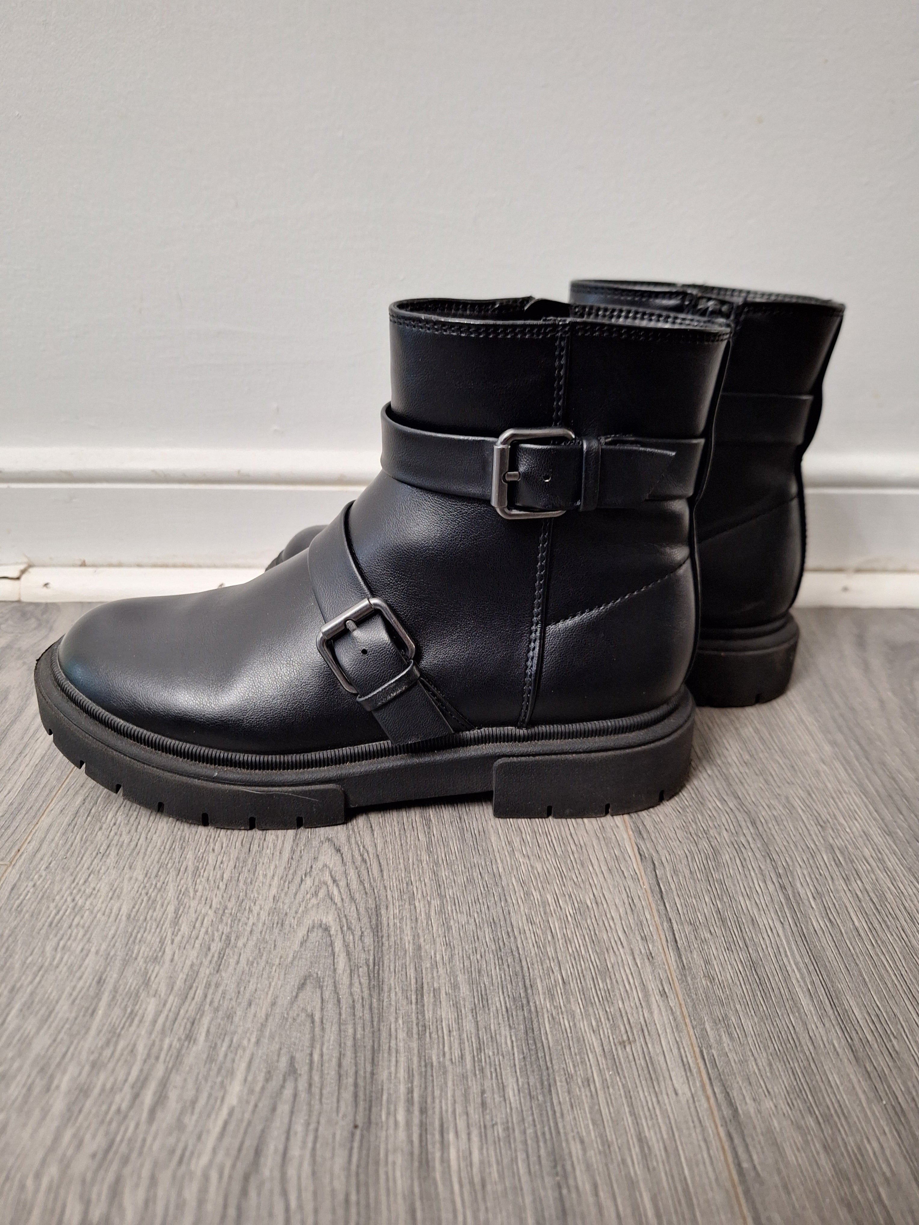 art class Girls Black Boots size 3 Great Condition