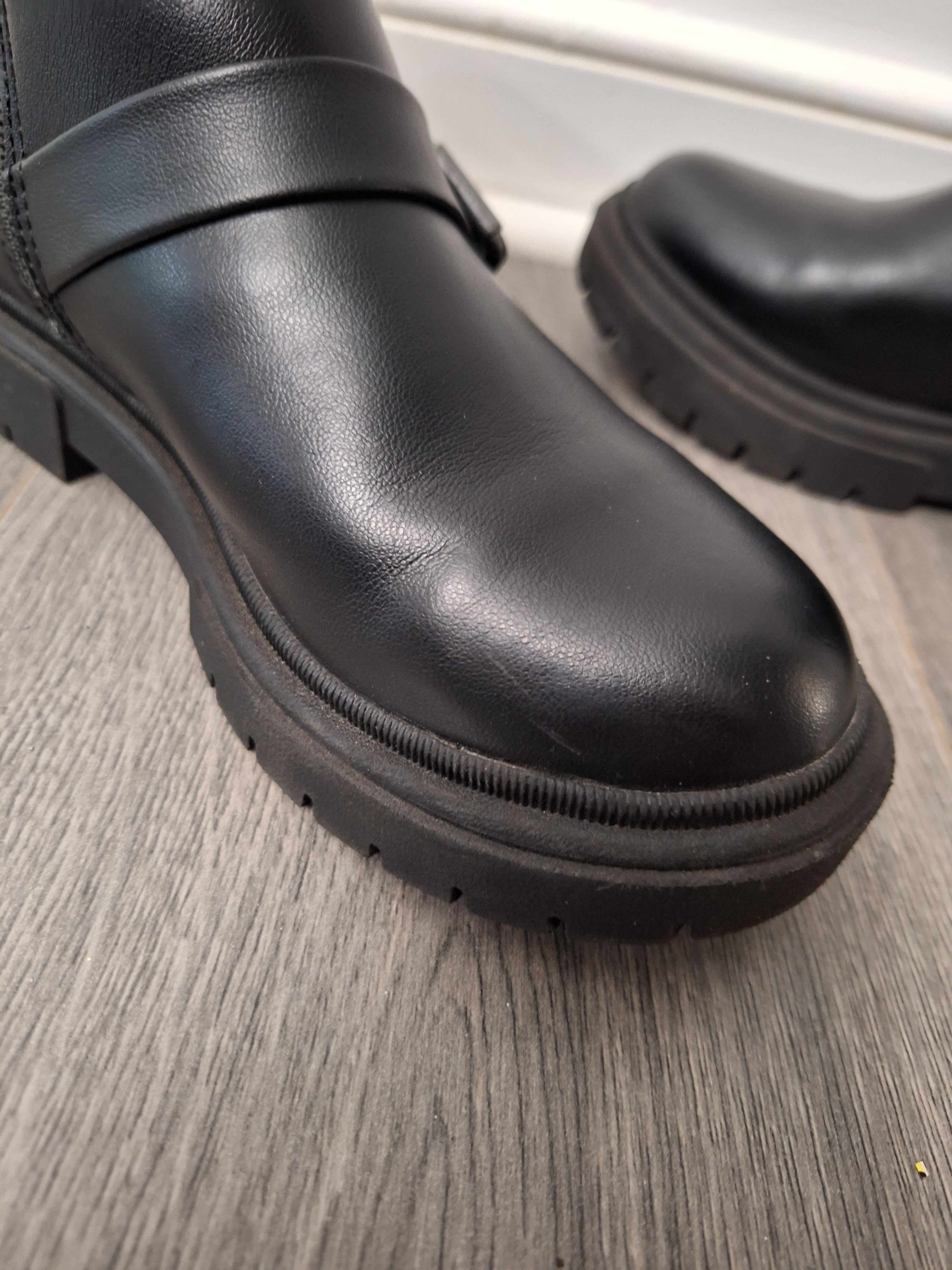 art class Girls Black Boots size 3 Great Condition
