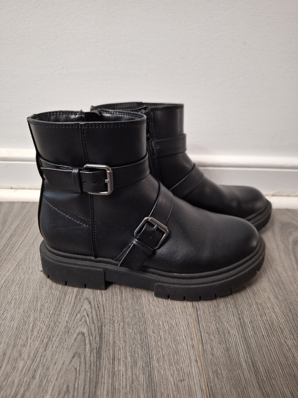 art class Girls Black Boots size 3 Great Condition