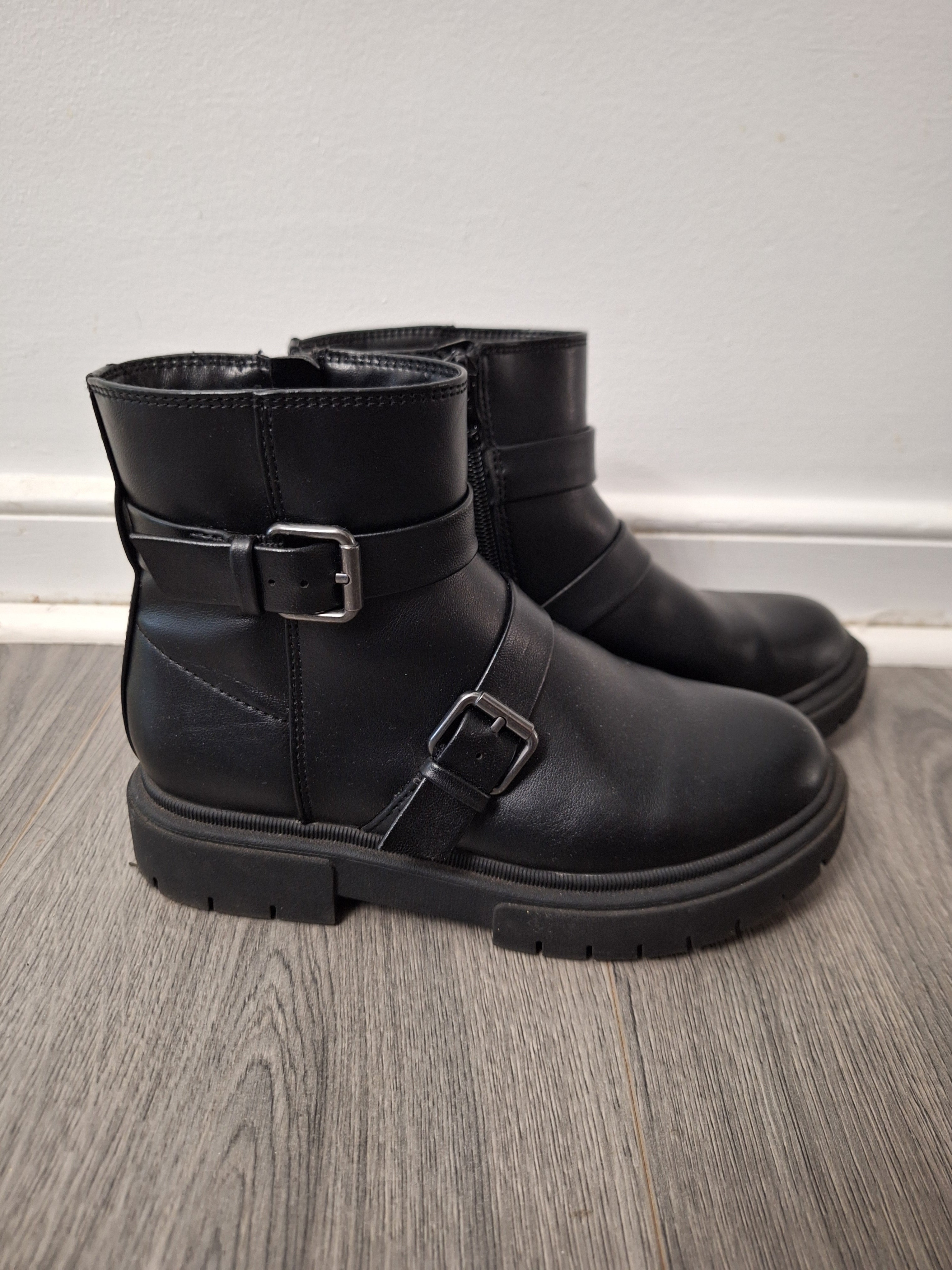 art class Girls Black Boots size 3 Great Condition