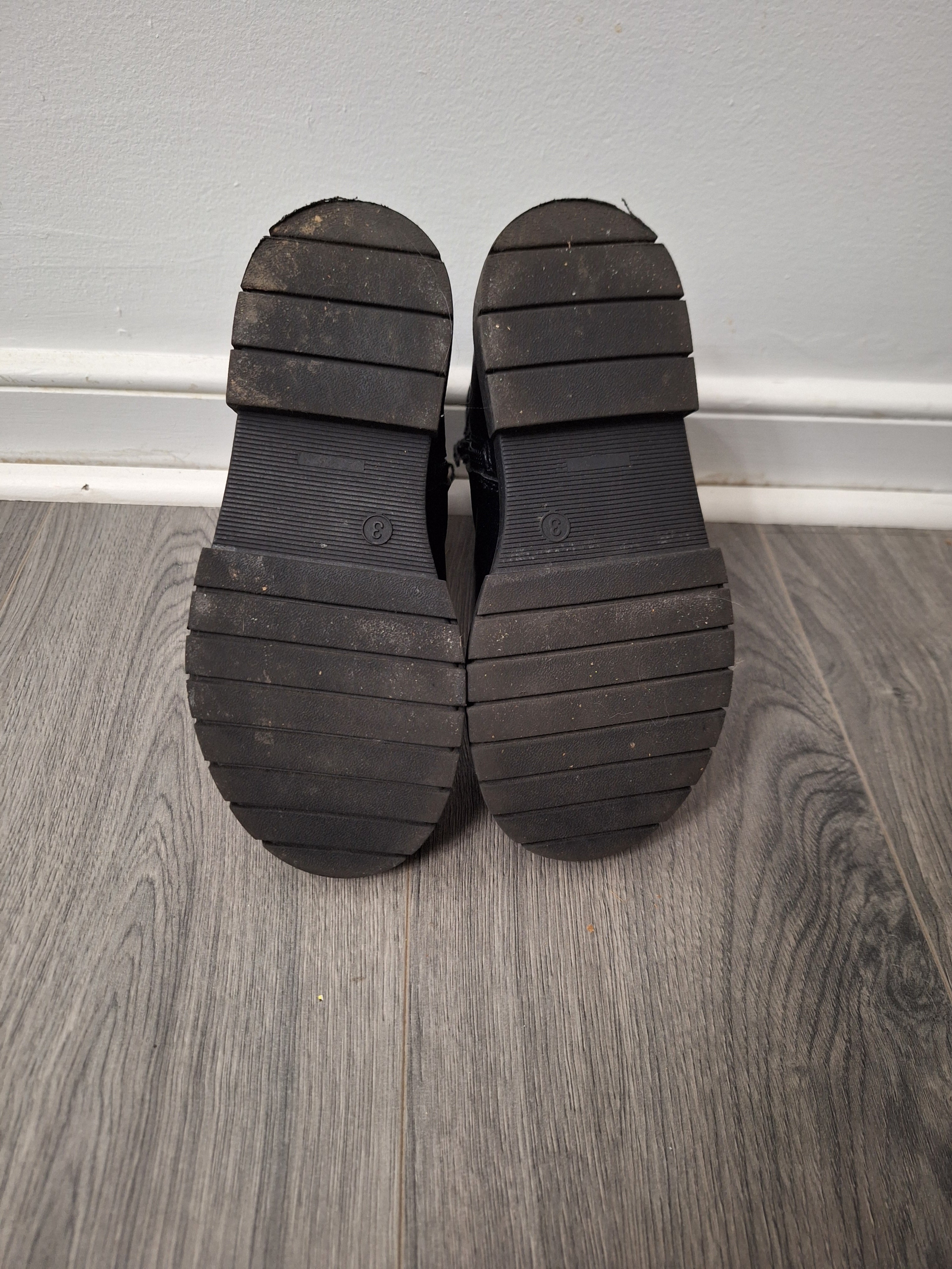 art class Girls Black Boots size 3 Great Condition